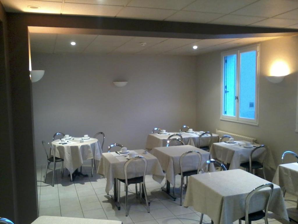 Contact Hotel Du Cerf Château-Gontier Esterno foto